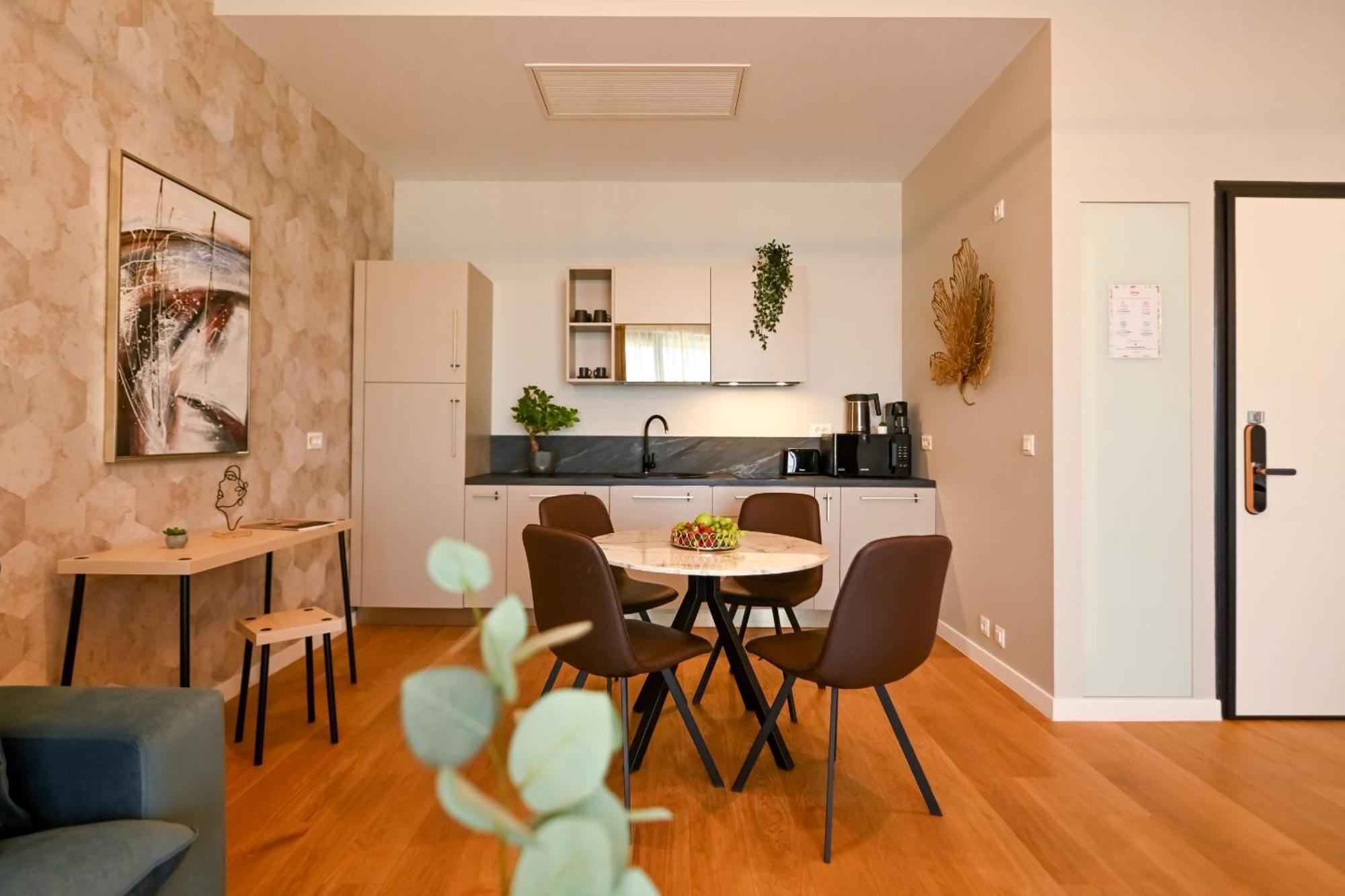One Verdi Park Exclusive Apartments - Panoramic View & Private Parking Bucharest Bilik gambar