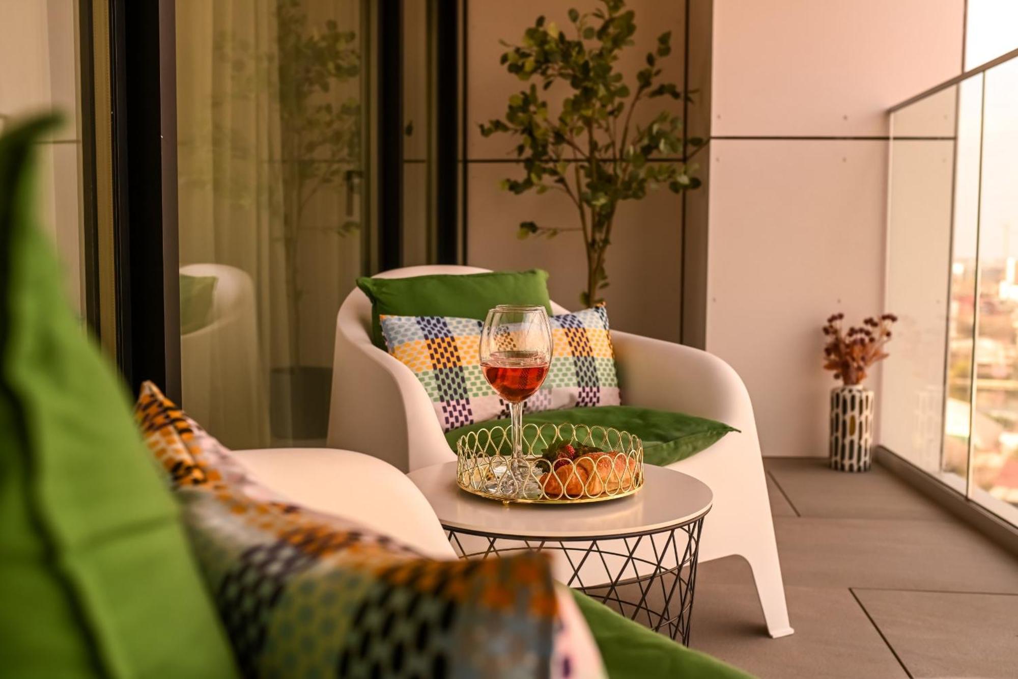 One Verdi Park Exclusive Apartments - Panoramic View & Private Parking Bucharest Bilik gambar