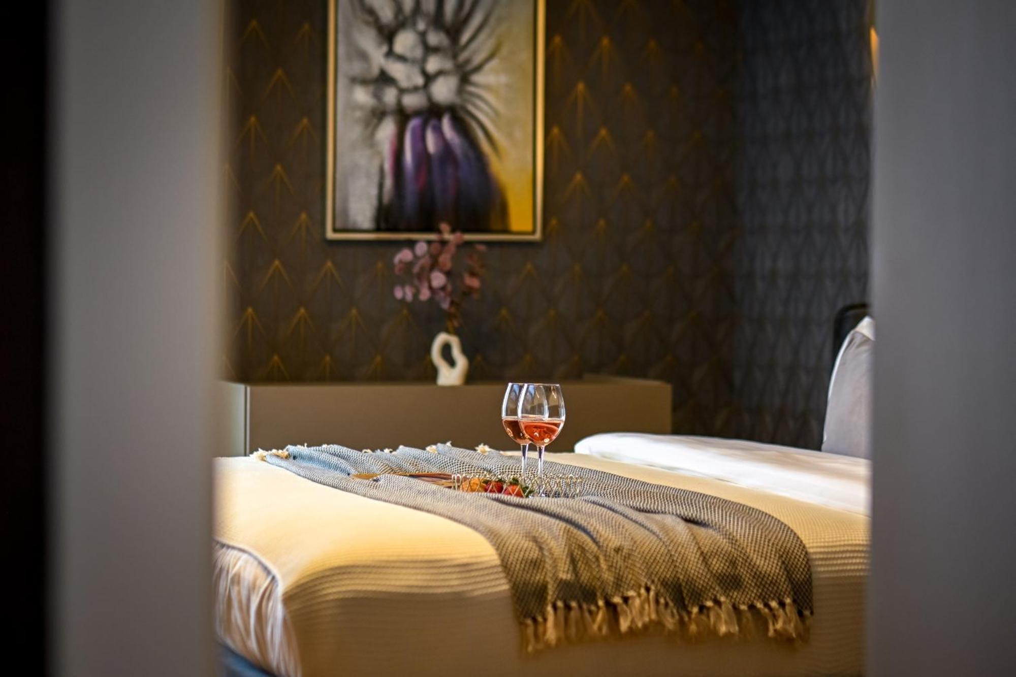 One Verdi Park Exclusive Apartments - Panoramic View & Private Parking Bucharest Bilik gambar