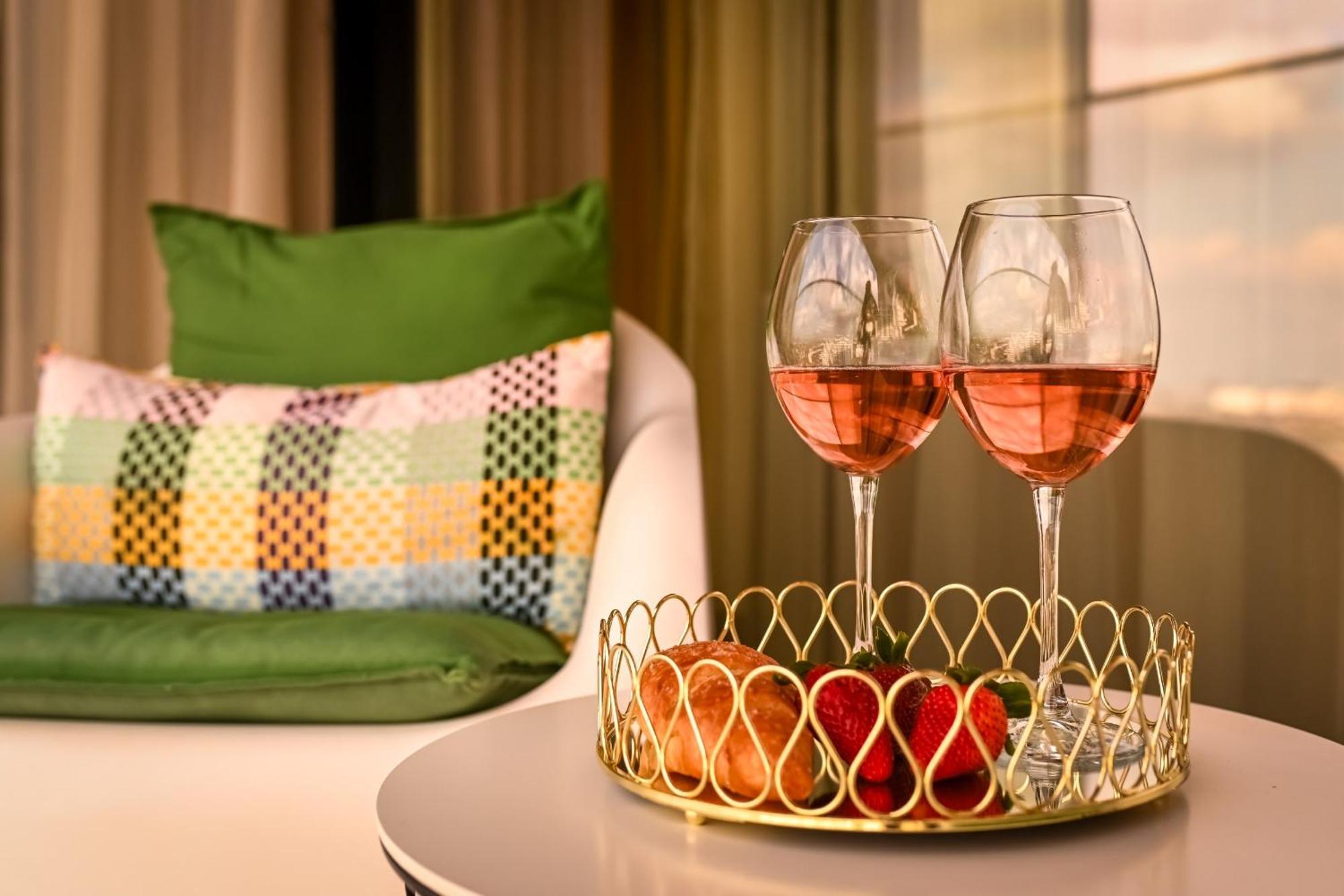 One Verdi Park Exclusive Apartments - Panoramic View & Private Parking Bucharest Bilik gambar