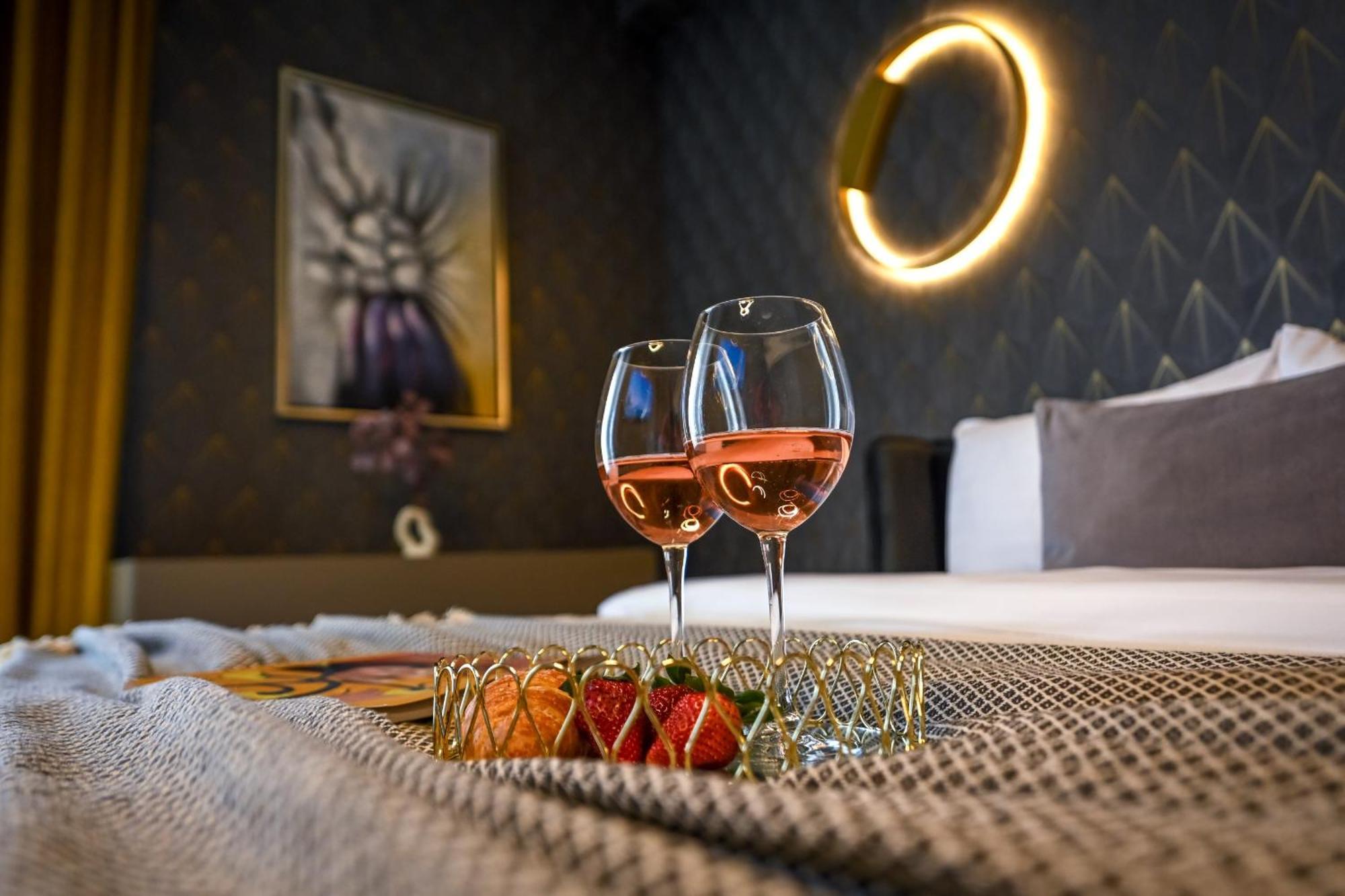 One Verdi Park Exclusive Apartments - Panoramic View & Private Parking Bucharest Bilik gambar