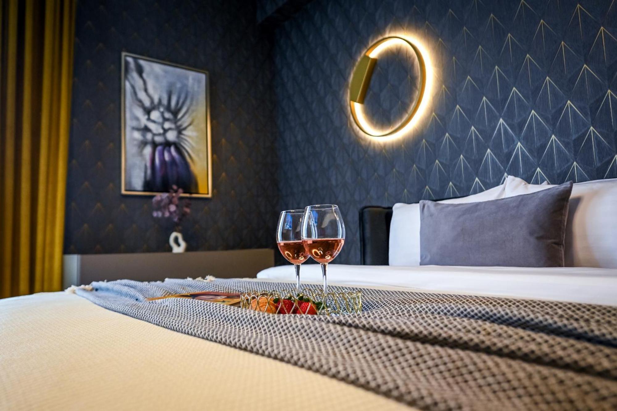 One Verdi Park Exclusive Apartments - Panoramic View & Private Parking Bucharest Bilik gambar